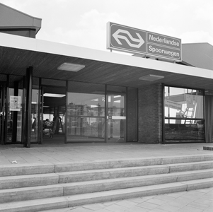 824681 Gezicht op de ingang van het N.S.-station Heemskerk te Heemskerk.